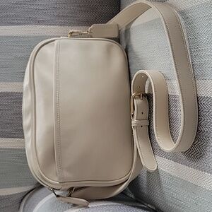Like new, Vintage COACH Bone Lightweight  Leather Camera Shoulder Bag